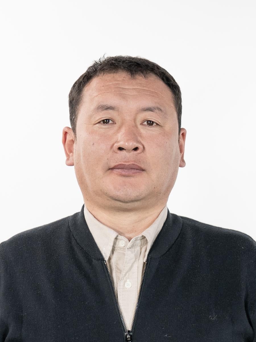 Б.Батшагай — Ахлах багш